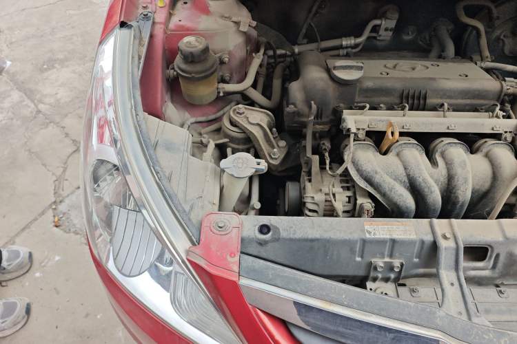 Used Hyundai Verna (older generation) 2010 Sedan 1.4L Automatic Comfort Model GS Engine Bay Right