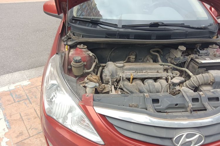 Used Hyundai Verna (older generation) 2010 Sedan 1.4L Manual Comfort GS Engine Bay Right