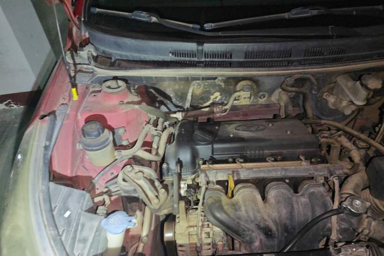 Used Hyundai Verna (older generation) 2010 Sedan 1.4L Automatic Comfort Model GS Engine Bay Right