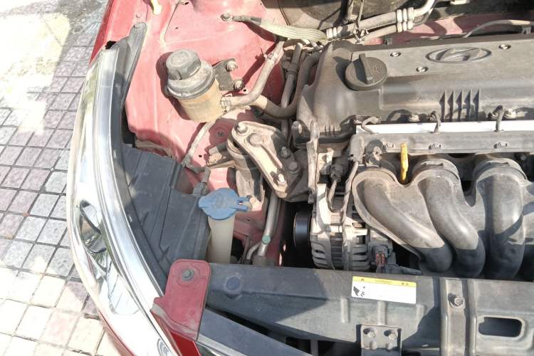 Used Hyundai Verna (older generation) 2010 Sedan 1.4L Automatic Comfort Model GS Engine Bay Right