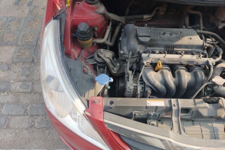 Used Hyundai Verna (older generation) 2010 Sedan 1.4L Manual Comfort GS Engine Bay Right