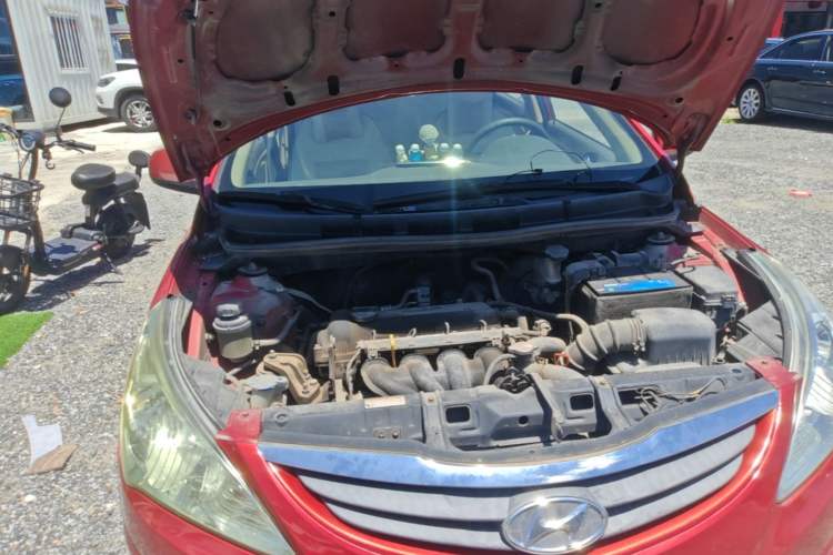 Used Hyundai Verna (older generation) 2010 Sedan 1.4L Automatic Comfort Model GS Engine Bay Right