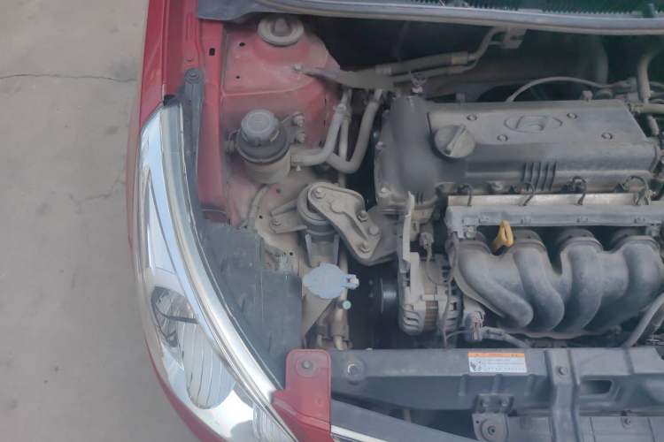 Used Hyundai Verna (older generation) 2010 Sedan 1.4L Manual Comfort GS Engine Bay Right