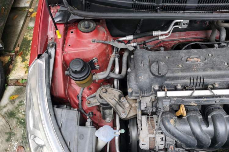 Used Hyundai Verna (older generation) 2010 Sedan 1.4L Automatic Comfort Model GS Engine Bay Right