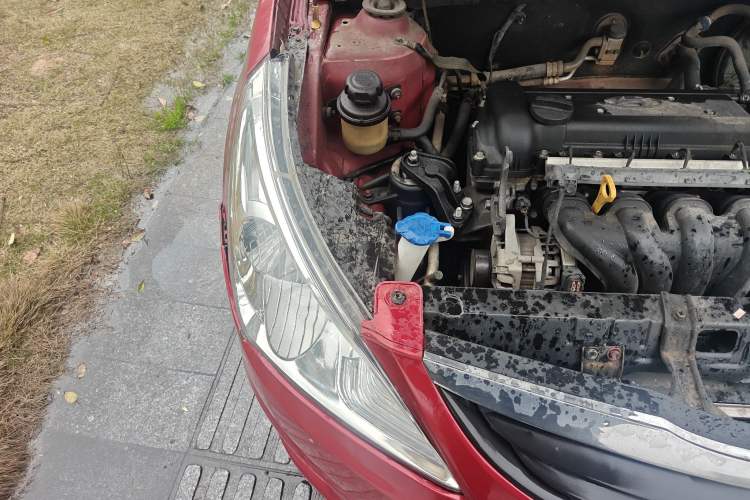 Used Hyundai Verna (older generation) 2010 Sedan 1.4L Automatic Fashionable GT Model Engine Bay Right