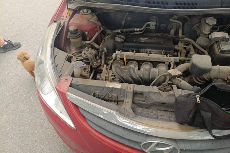 Used Hyundai Verna (older generation) 2010 Sedan 1.4L Manual Standard GL Model Engine Bay Right