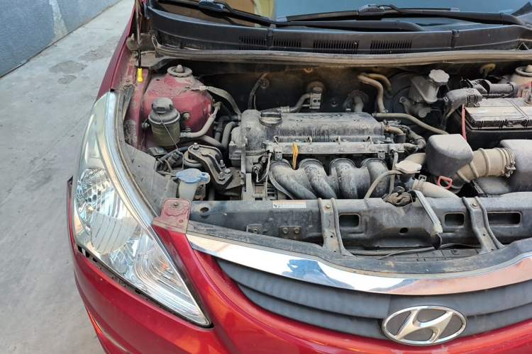 Used Hyundai Verna (older generation) 2010 Sedan 1.4L Automatic Comfort Model GS Engine Bay Right