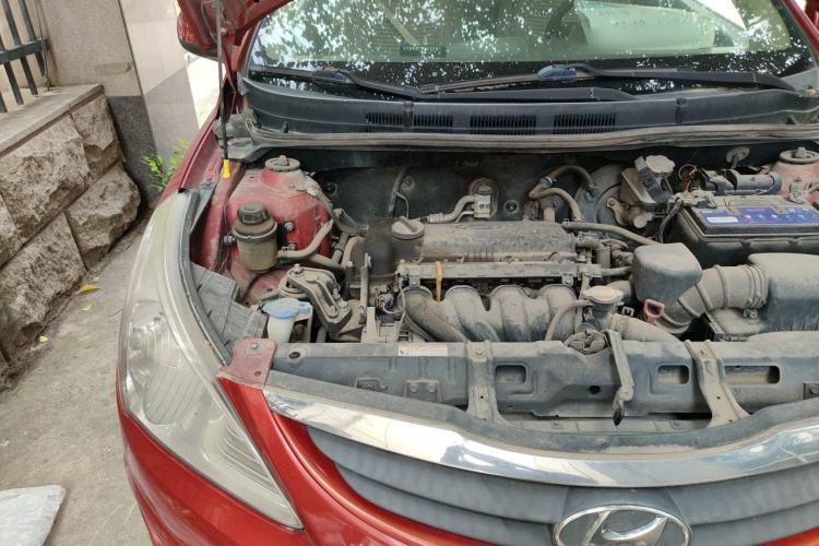 Used Hyundai Verna (older generation) 2010 Sedan 1.4L Automatic Comfort Model GS Engine Bay Right