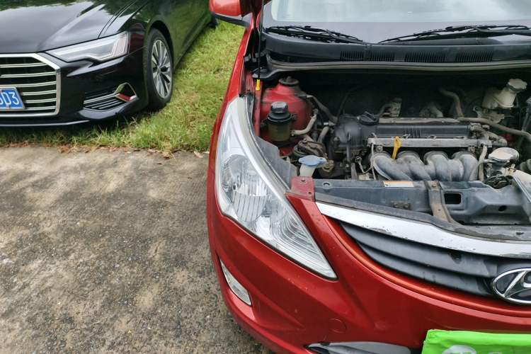 Used Hyundai Verna (older generation) 2010 Sedan 1.4L Manual Comfort GS Engine Bay Right