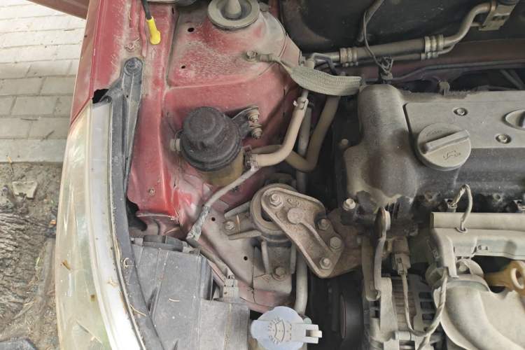 Used Hyundai Verna (older generation) 2010 Sedan 1.4L Manual Comfort GS Engine Bay Right