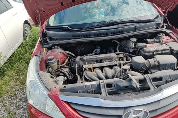 Used Hyundai Verna (older generation) 2010 Sedan 1.4L Manual Comfort GS Engine Bay Right