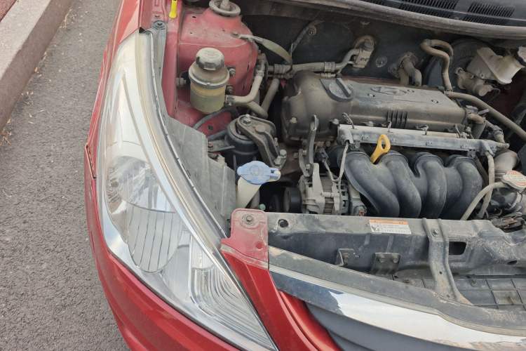 Used Hyundai Verna (older generation) 2010 Sedan 1.4L Manual Standard GL Model Engine Bay Right