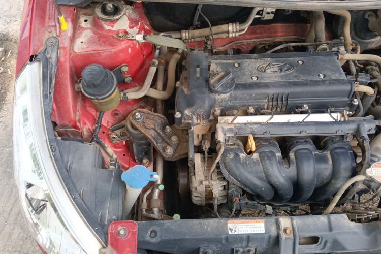 Used Hyundai Verna (older generation) 2010 Sedan 1.4L Manual Comfort GS Engine Bay Right