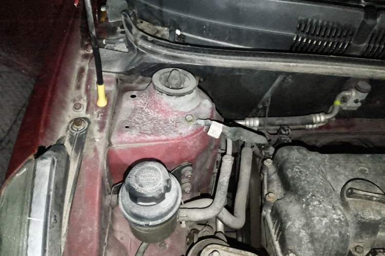 Used Hyundai Verna (older generation) 2010 Sedan 1.4L Manual Comfort GS Engine Bay Right