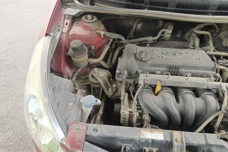Used Hyundai Verna (older generation) 2010 Sedan 1.4L Manual Standard GL Model Engine Bay Right