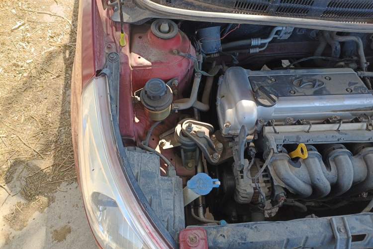 Used Hyundai Verna (older generation) 2010 Sedan 1.4L Manual Comfort GS Engine Bay Right