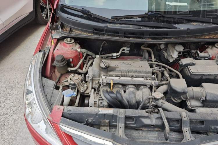Used Hyundai Verna (older generation) 2010 Sedan 1.4L Manual Comfort GS Engine Bay Right