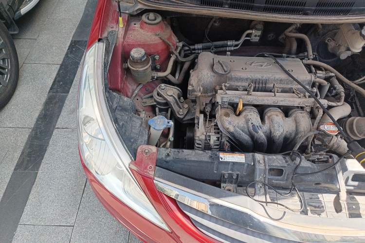 Used Hyundai Verna (older generation) 2010 Sedan 1.4L Manual Comfort GS Engine Bay Right
