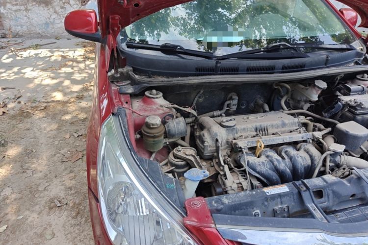 Used Hyundai Verna (older generation) 2010 Sedan 1.4L Manual Standard GL Model Engine Bay Right