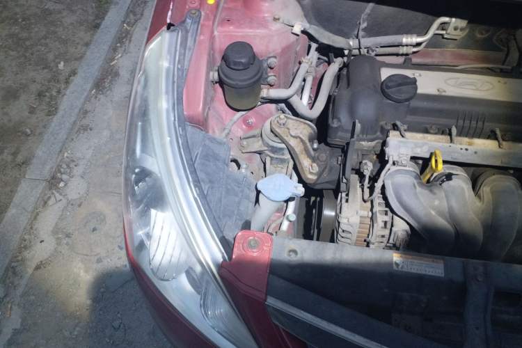 Used Hyundai Verna (older generation) 2010 Sedan 1.4L Manual Comfort GS Engine Bay Right