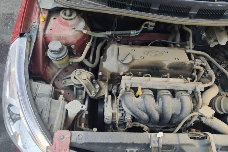 Used Hyundai Verna (older generation) 2010 Sedan 1.4L Manual Comfort GS Engine Bay Right