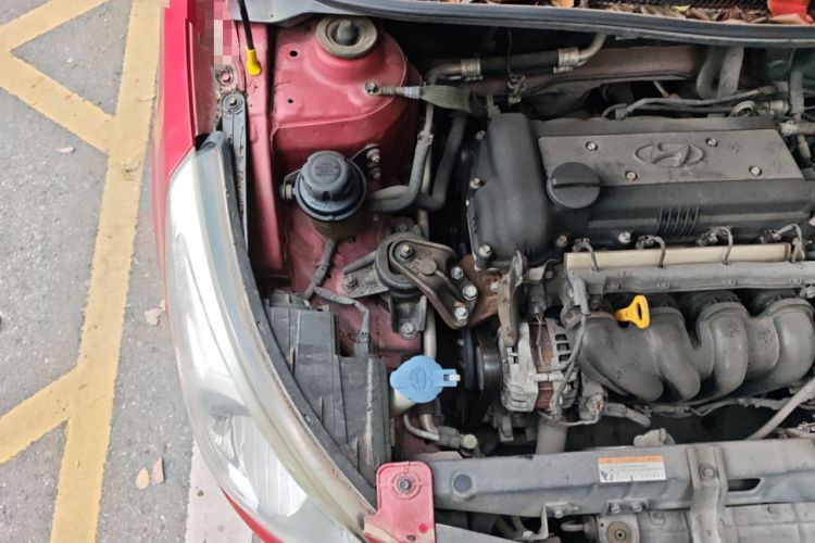 Used Hyundai Verna (older generation) 2010 Sedan 1.4L Automatic Comfort Model GS Engine Bay Right