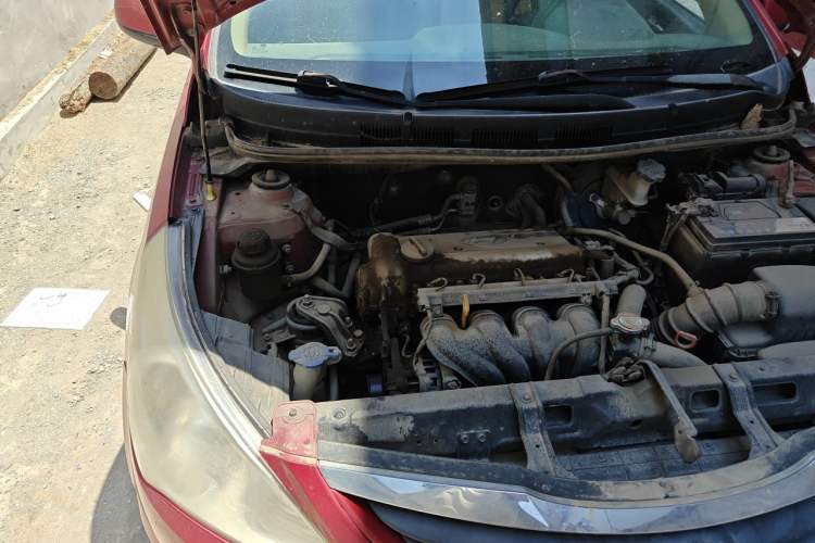 Used Hyundai Verna (older generation) 2010 Sedan 1.4L Automatic Comfort Model GS Engine Bay Right