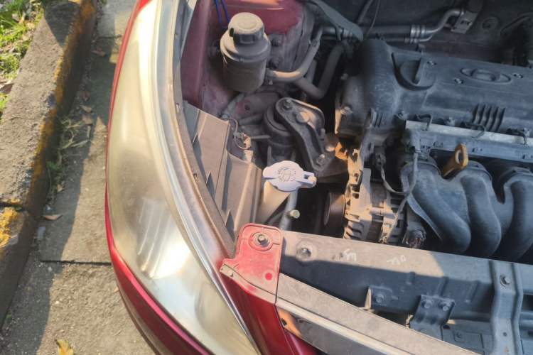 Used Hyundai Verna (older generation) 2010 Sedan 1.4L Automatic Comfort Model GS Engine Bay Right