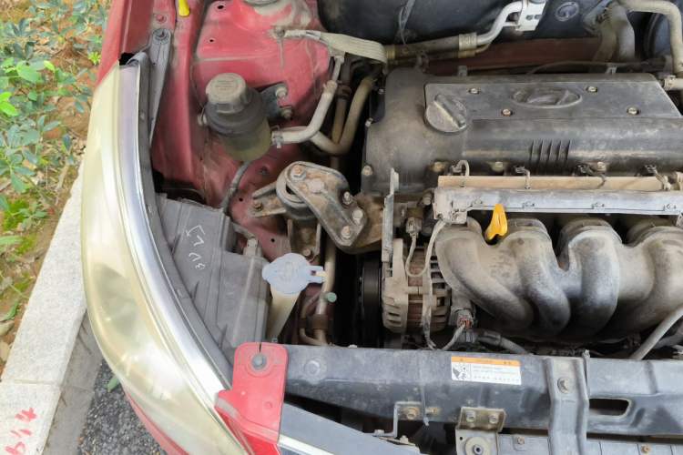 Used Hyundai Verna (older generation) 2010 Sedan 1.4L Manual Comfort GS Engine Bay Right