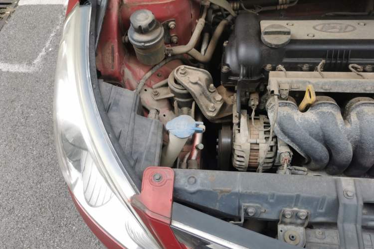 Used Hyundai Verna (older generation) 2010 Sedan 1.4L Automatic Comfort Model GS Engine Bay Right