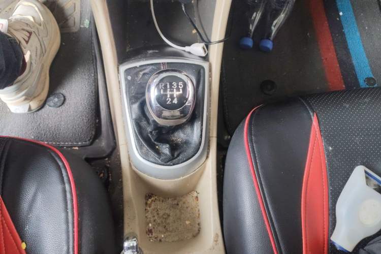 Used Hyundai Verna (older generation) 2010 Sedan 1.4L Manual Comfort GS Gear Lever