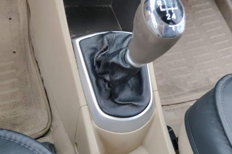 Used Hyundai Verna (older generation) 2010 Sedan 1.4L Manual Comfort GS Gear Lever