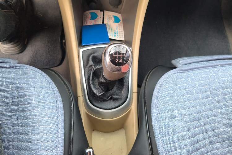 Used Hyundai Verna (older generation) 2010 Sedan 1.4L Manual Comfort GS Gear Lever