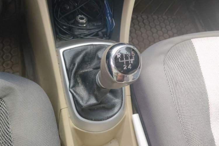 Used Hyundai Verna (older generation) 2010 Sedan 1.4L Manual Comfort GS Gear Lever