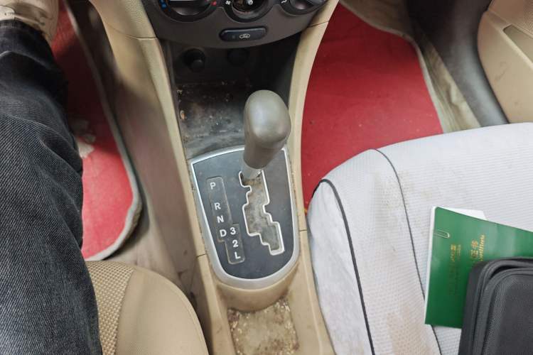 Used Hyundai Verna (older generation) 2010 Sedan 1.4L Automatic Comfort Model GS Gear Lever