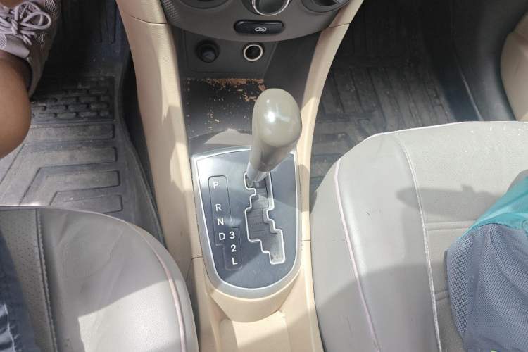 Used Hyundai Verna (older generation) 2010 Sedan 1.4L Automatic BLUE Model Gear Lever