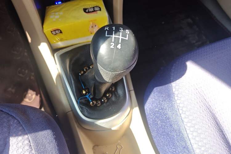 Used Hyundai Verna (older generation) 2010 Sedan 1.4L Manual Comfort GS Gear Lever