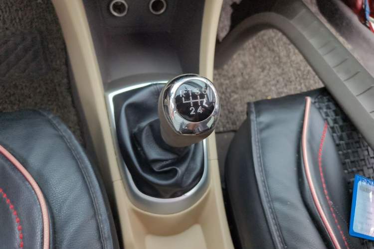 Used Hyundai Verna (older generation) 2010 Sedan 1.4L Manual Comfort GS Gear Lever