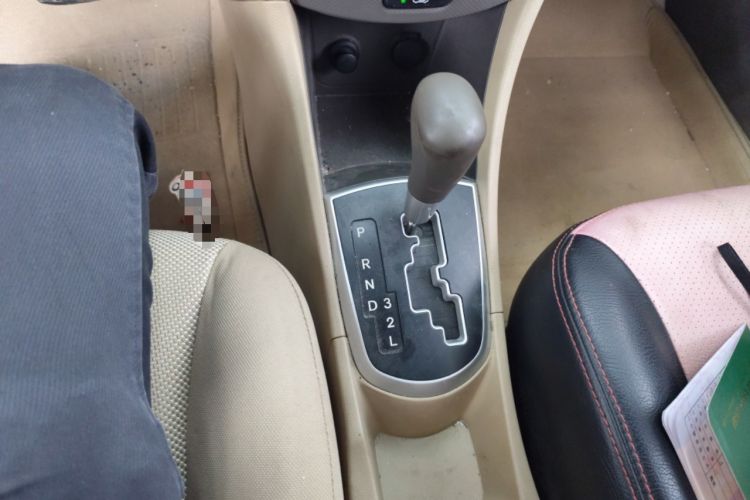 Used Hyundai Verna (older generation) 2010 Sedan 1.4L Automatic Fashionable GT Model Gear Lever