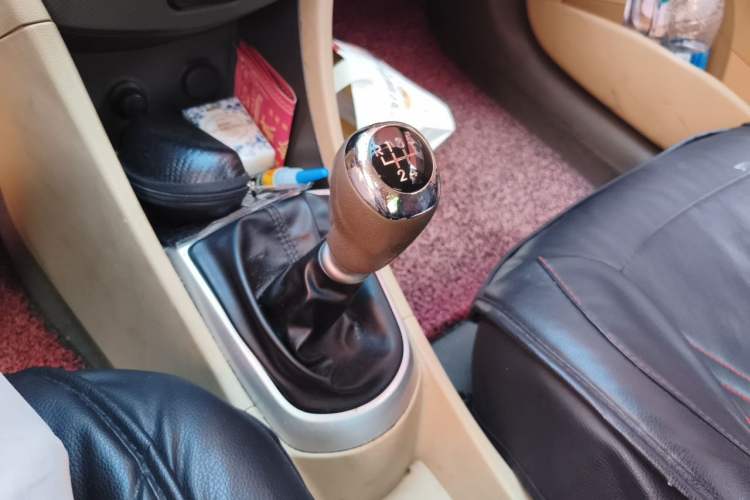 Used Hyundai Verna (older generation) 2010 Sedan 1.4L Manual Comfort GS Gear Lever