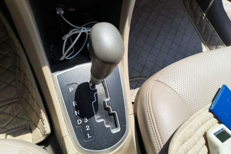 Used Hyundai Verna (older generation) 2010 Sedan 1.4L Automatic Fashionable GT Model Gear Lever