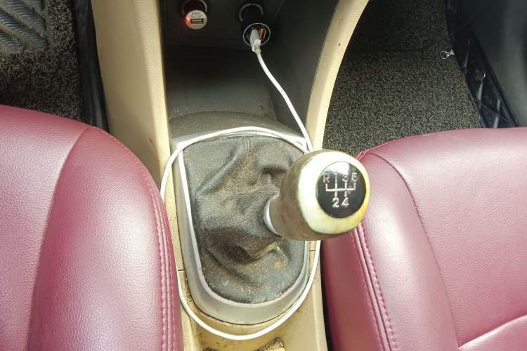 Used Hyundai Verna (older generation) 2010 Sedan 1.4L Manual Comfort GS Gear Lever