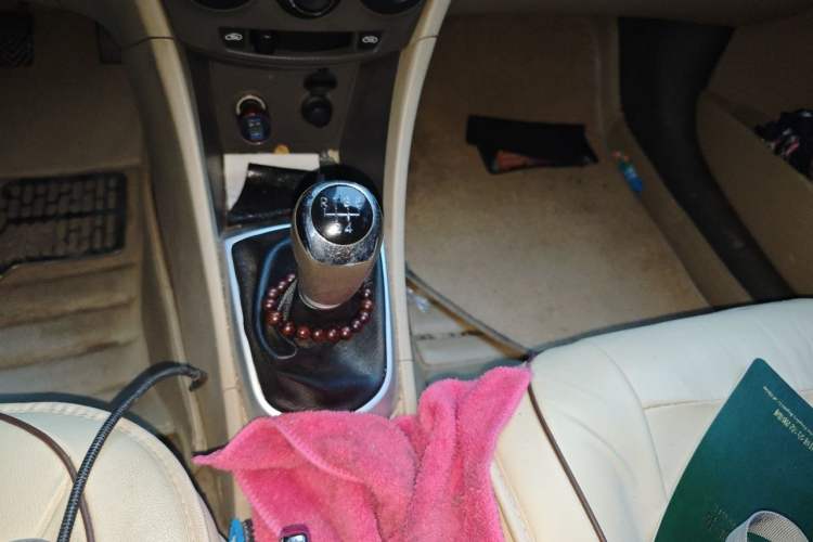 Used Hyundai Verna (older generation) 2010 Sedan 1.4L Manual Standard GL Model Gear Lever