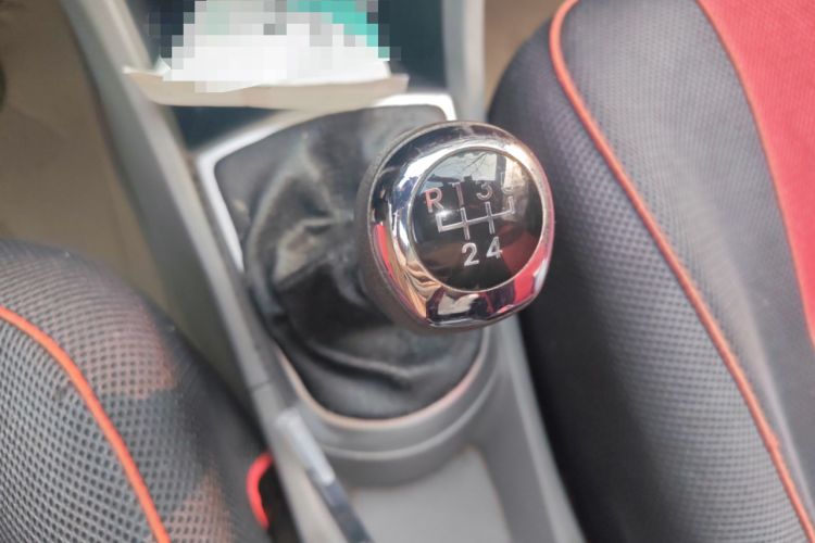 Used Hyundai Verna (older generation) 2010 Sedan 1.4L Manual Comfort GS Gear Lever