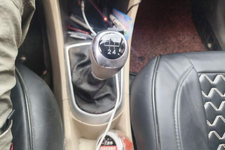 Used Hyundai Verna (older generation) 2010 Sedan 1.4L Manual Comfort GS Gear Lever