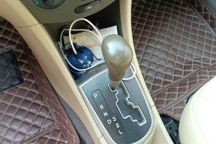 Used Hyundai Verna (older generation) 2010 Sedan 1.4L Automatic Comfort Model GS Gear Lever