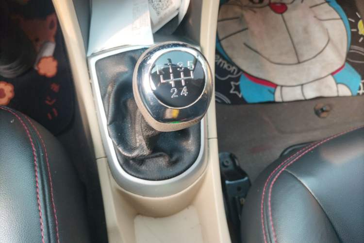 Used Hyundai Verna (older generation) 2010 Sedan 1.4L Manual Comfort GS Gear Lever