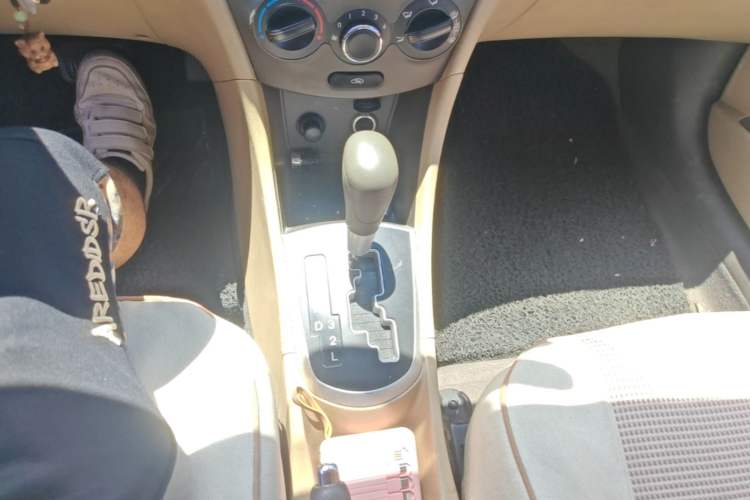 Used Hyundai Verna (older generation) 2010 Sedan 1.4L Automatic Comfort Model GS Gear Lever