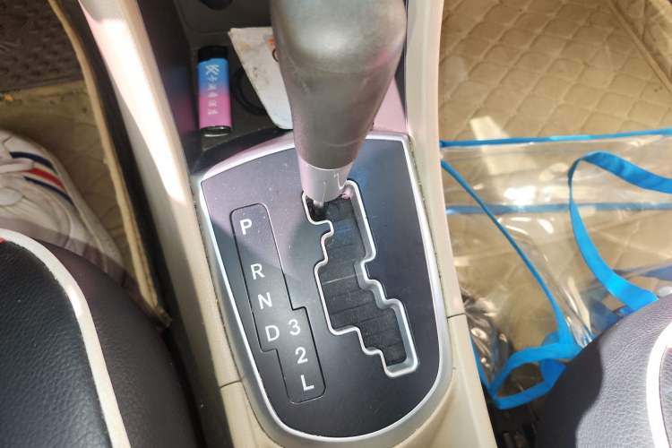 Used Hyundai Verna (older generation) 2010 Sedan 1.4L Automatic Comfort Model GS Gear Lever