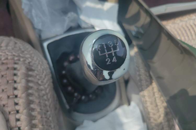 Used Hyundai Verna (older generation) 2010 Sedan 1.4L Manual Comfort GS Gear Lever